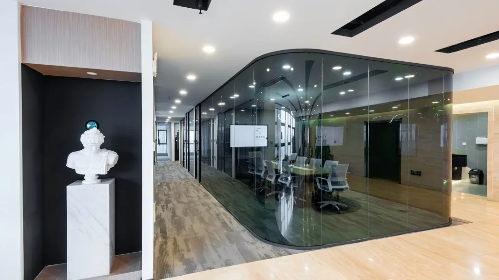 frameless-curved-glass-partition-meeting-room