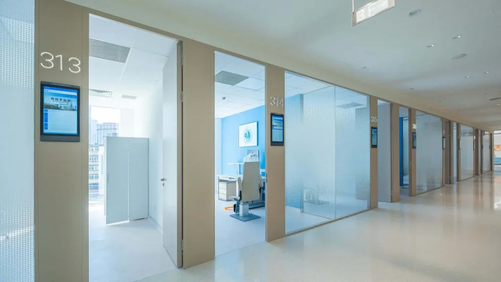 frameless-glass-partition-consultation-rooms