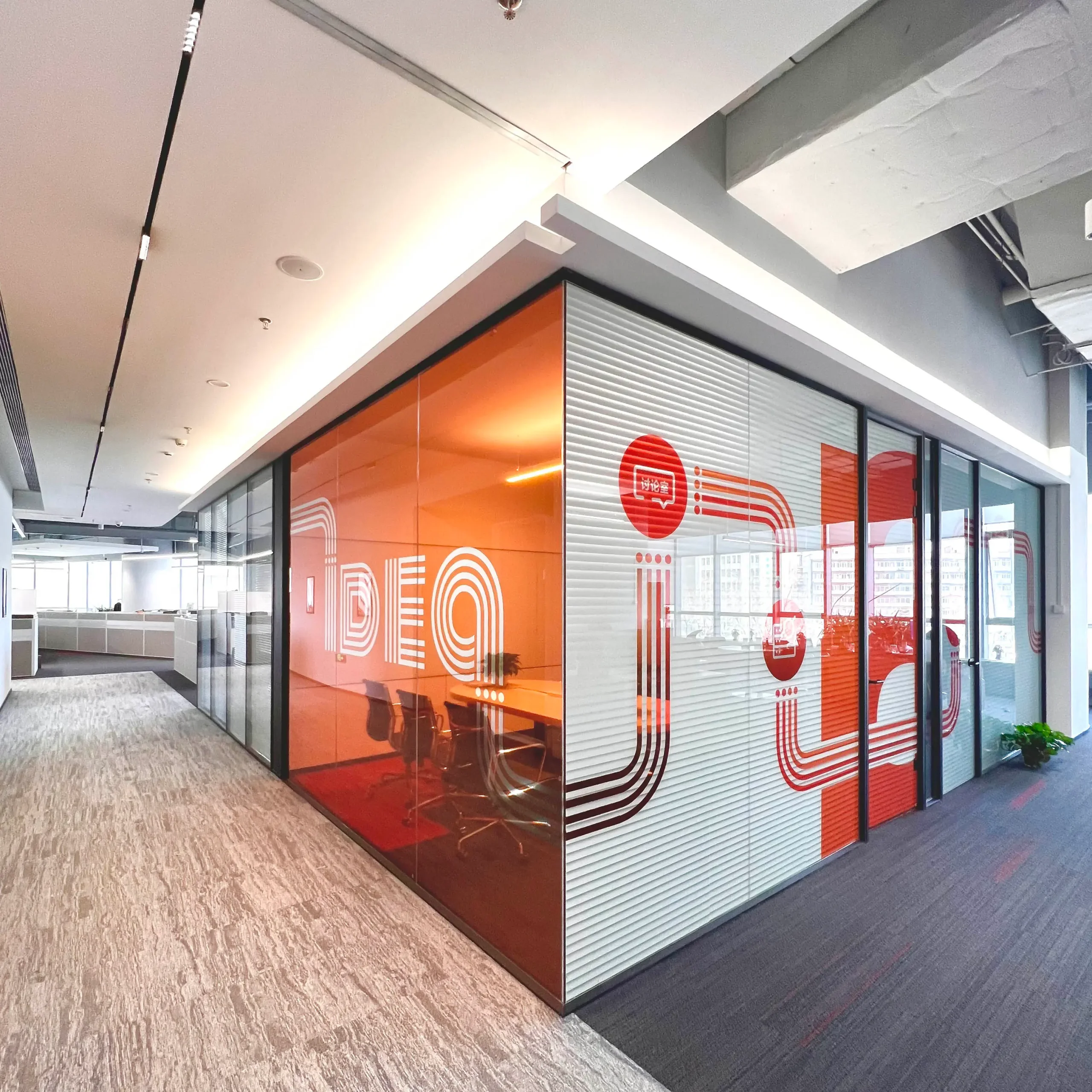 Demountable wall system with large single glass panes and slim frames around a meeting room