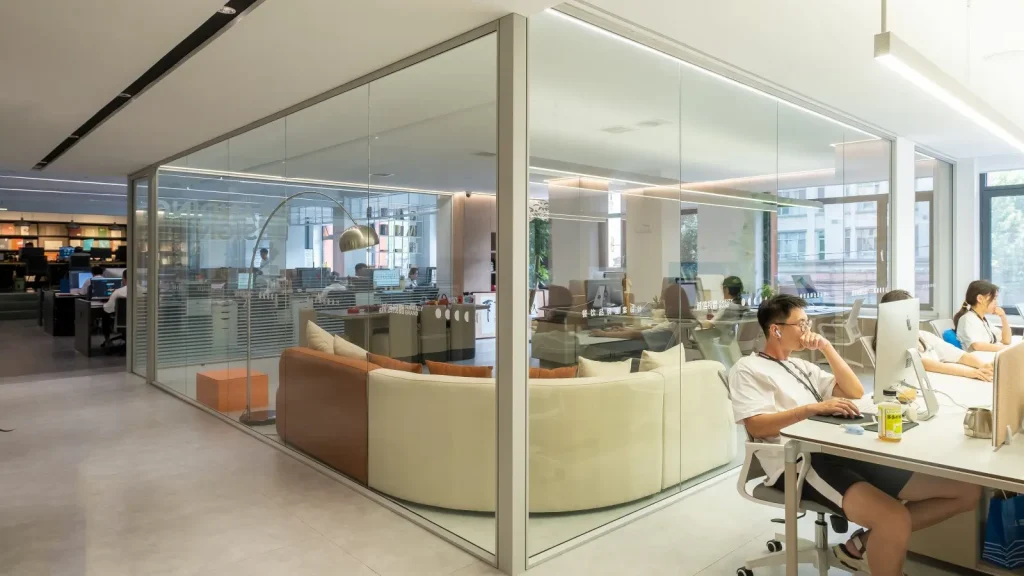panoramic-glass-partition-office-lounge